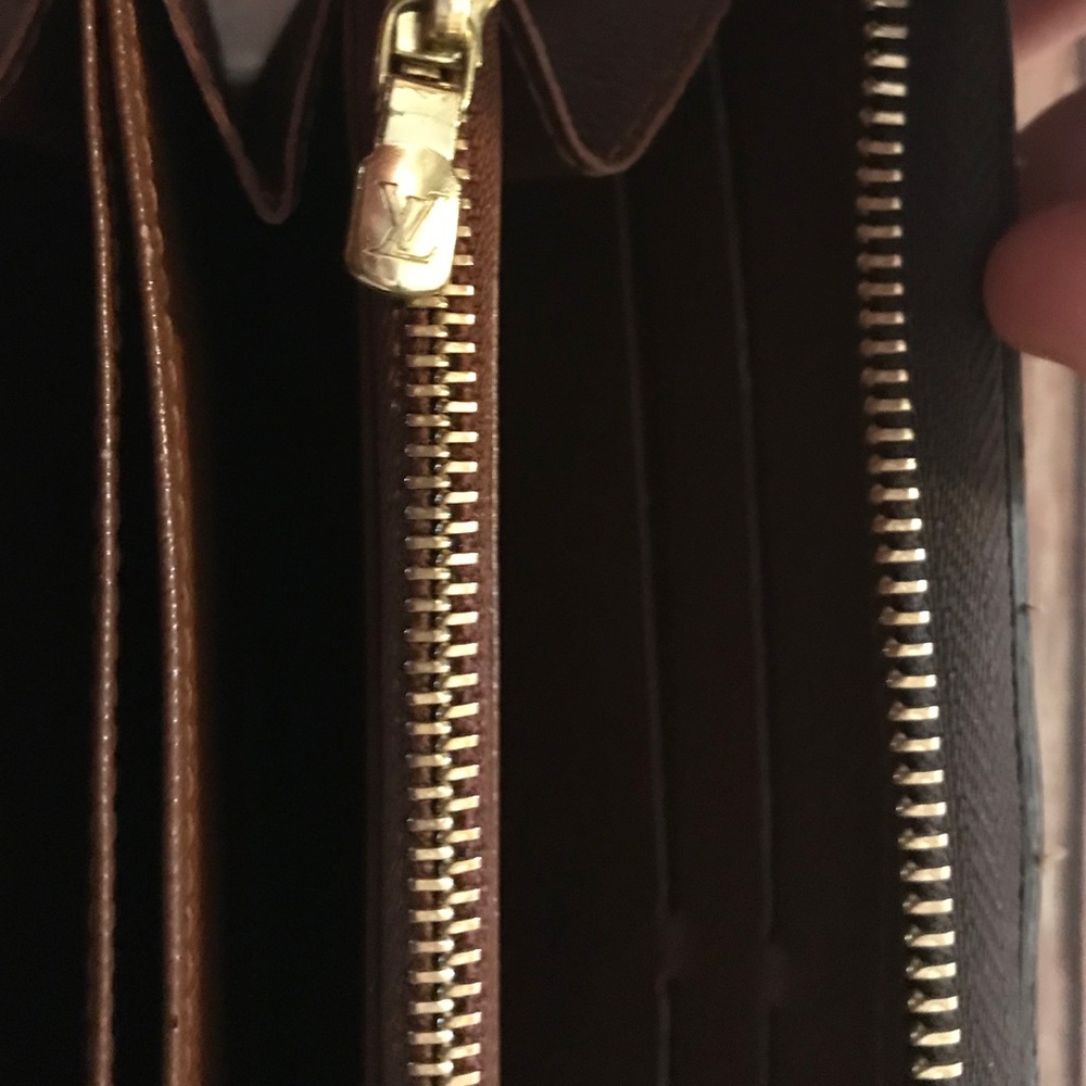 % Authentic Louis Vuitton Zippy Wallet - Picture 7 of 8